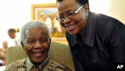 Bức ảnh chụp ông Mandela và vợ, bà Graca Machel, sau khi đi bỏ phiếu bầu sớm ở Johanesburg hồi 16/5/2011. Ảnh do Bộ Truyền thông và Thông tin Nam Phi cung cấp ((AP Photo/Elmond Jiyane-GCIS, File).