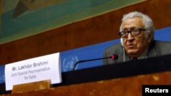 Đặc sứ Liên đoàn Ả Rập-Liên hiệp quốc Lakhdar Brahimi tại một cuộc họp báo ở Geneve