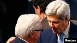 Ngoại trưởng Hoa Kỳ John Kerry (phải) nói chuyện với Ngoại trưởng Đức Frank-Walter Steinmeier tại Hội nghị An ninh NATO ở Munich, Đức, 13/2/2016.