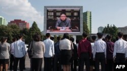 Người dân Triều Tiên xem truyền hình về tuyên bố của nhà lãnh đạo Kim Jong Un chống Tổng thống Mỹ Donal Trump ngày 23/9/2017.