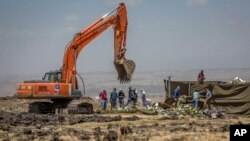 Các nhà điều tra làm việc tại hiện trường nơi máy bay Ethiopia Airlines Boeing 737 Max 8 rơi; ngày 15/3/2019.