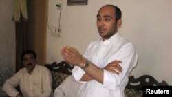 Ông Ali Haider Gilani, con trai cựu Thủ tướng Yusuf Gilani, nói chuyện tại cuộc vận động trước khi bị bắt cóc, 9/5/13