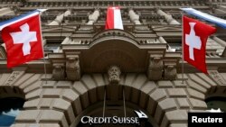 Quốc kỳ Thụy Sĩ bay trước cổng trụ sở Ngân hàng Thụy Sĩ Credit Suisse ở Zurich. 