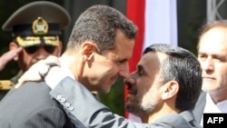 Tổng thống Iran Ahmadinejad (phải) chào mừng Tổng thống Syria al-Assad