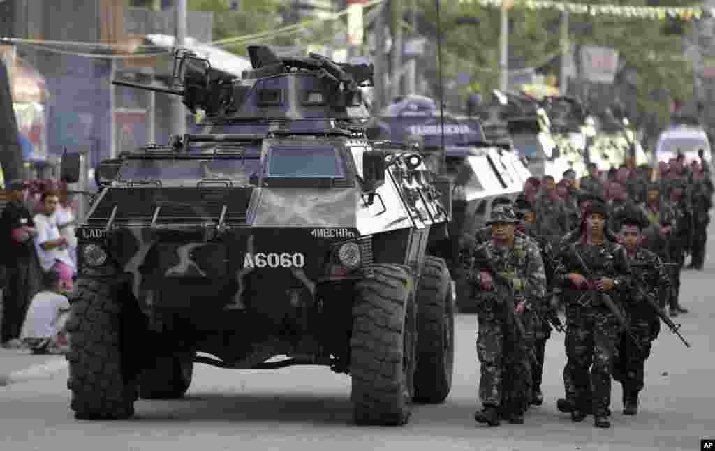 Quân đội chính phủ Philippines tiến vào&nbsp;Zamboanga, ngày 10/9/2013.