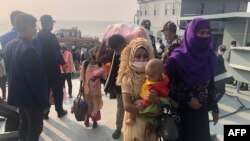 Người tị nạn Rohingya xếp hàng sau khi xuống tàu hải quân Bangladesh đã chở họ tới đảo Bashar Char ở Noakhali ngày 4/12/2020. (Photo by Stringer / AFP)