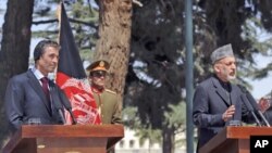 Tổng thống Afghanistan Hamid Karzai (phải) và Tổng Thư ký NATO Anders Fogh Rasmussen trong cuộc họp báo chung tại Kabul, ngày 12/4/2012