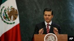 Tổng thống Mexico Enrique Pena Nieto loan báo cải tổ nội các trong cuộc họp báo tại dinh tổng thống Los Pinos ở Mexico City, ngày 27/11/2017