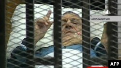 Cựu Tổng thống Ai Cập Hosni Mubarak ra tòa trên giường bệnh tại học viện cảnh sát ở Cairo, ngày 15/8/2011