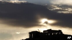 Đền Parthenon in bóng hoàng hôn trên đỉnh đồi Acropolis ở Athens.