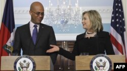 Ngoại trưởng Hoa Kỳ Hillary Clinton và Tổng thống Haiti Michel Martelly tại 1 cuộc họp báo ở Washington, Thứ Tư 20/4/2011