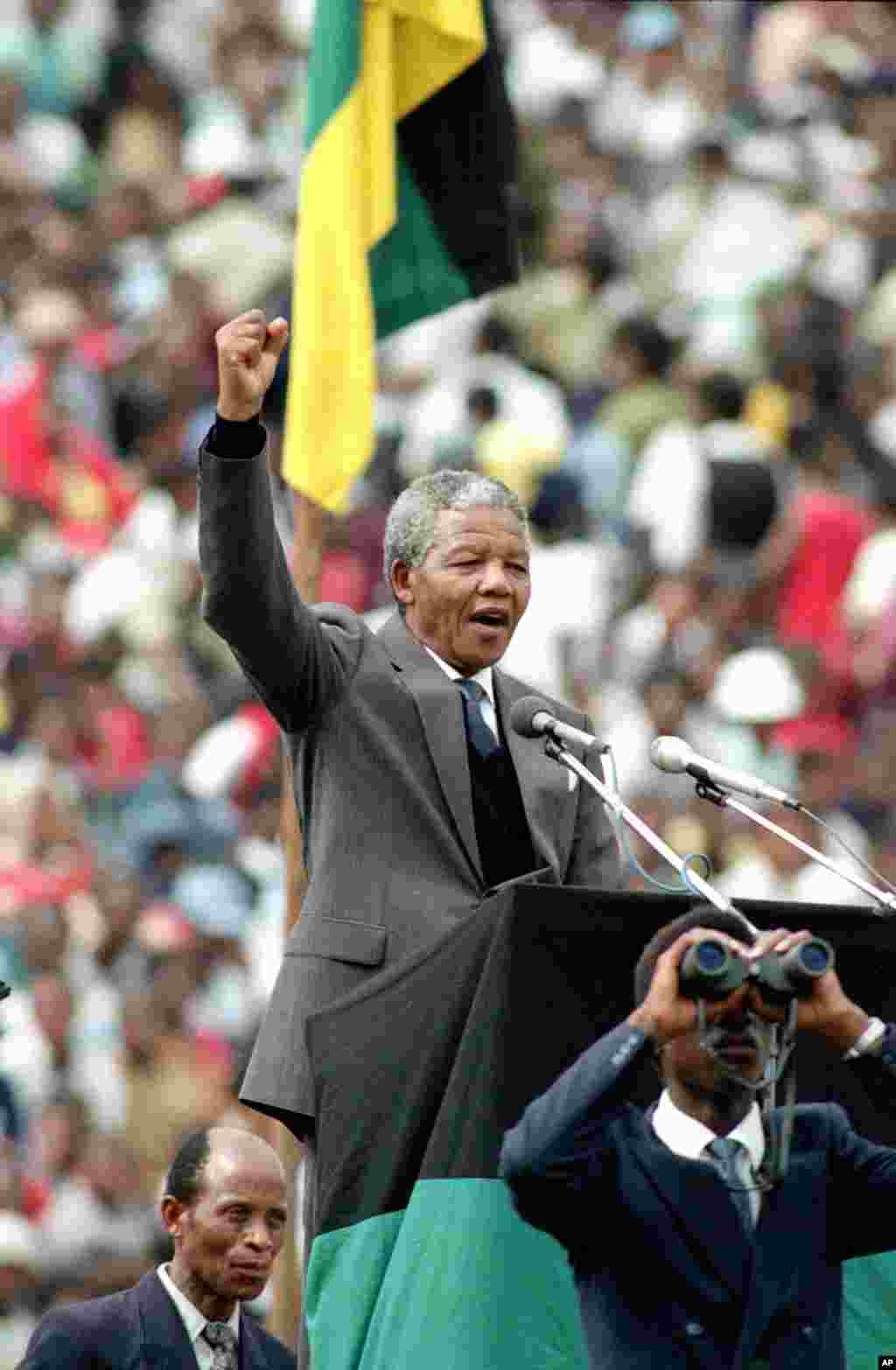 Ông Nelson Mandela, nhà lãnh đạo của Đảng Nghị hội Toàn quốc Nam Phi, ANC, và là biểu tượng chống chủ nghĩa apartheid, chào 120.000 ủng hộ viên của đảng tại sân vận động ở Soweto, gần thành phố Johannesburg, Nam Phi 13/2/1990