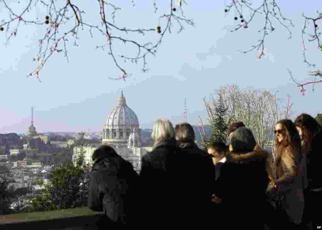 Gi&aacute;o d&acirc;n chờ đợi ở Rome để xem trực thăng đưa &ETH;ức Gi&aacute;o ho&agrave;ng Benedict XVI đến nơi nghỉ dưỡng ở Castel Gandolfo, ng&agrave;y 28/2/2013.