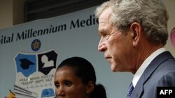 Cựu Tổng thống George W. Bush trong chuyến thăm một trung tâm chữa trị bệnh AIDs tại Addis Ababa, ngày 4/12/2011