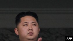 Kim Jong Un (trái), 27 tuổi, được thăng chức tướng 4 sao và Phó chủ tịch quân uỷ trung ương của đảng Lao Động Triều Tiên