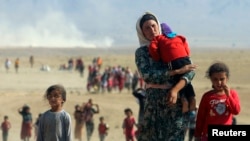 Người Yazidi thiểu số chạy trốn bạo lực đi về hướng biên giới Syria, ngày 11/8/2014.