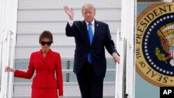 Tổng thống Mỹ Donald Trump và phu nhân đáp xuống sân bay Orly, Nam Paris, Pháp, ngày 13/7/2017.