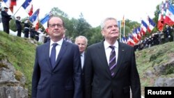 Tổng thống Pháp Francois Hollande (trái) Tổng thống Đức Joachim Gauck tham dự buổi lễ ở Đài tưởng niệm Quốc gia Hartmannswillerkopf ở Wattwiller, miền đông Pháp, đánh dấu 100 năm thế chiến I nổ ra, 3/8/2014.