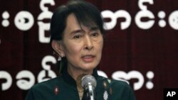 Bà Aung San Suu Kyi phát biểu trong cuộc họp báo tại trụ sở của Liên minh Toàn quốc Ðấu tranh cho Dân chủ tại Yangon, ngày 8/10/2012