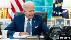 Tổng thống Mỹ Joe Biden điện đàm với Tổng thống Pháp Emmanuel Macron ngày 22/9/2021.