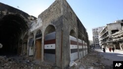 Các cửa hàng bị phá hủy sau những vụ nổ bom ở thành phố Homs, Syria, ngày 8/12/2015.