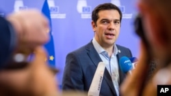 Thủ tướng Hy Lạp Alexis Tsipras gặp gỡ giới truyền thông sau cuộc họp của các nhà lãnh đạo khu vực châu Âu, tại Brussels, 13/7/2015.