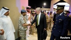 Bộ trưởng Quốc phòng Mỹ James Mattis (giữa) đến căn cứ không quân Al Udeid ở Doha, Qatar ngày 21/4/2017. 