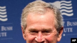 Cựu Tổng thống Hoa Kỳ George W. Bush nói chuyện tại Washington hôm 15/5/12
