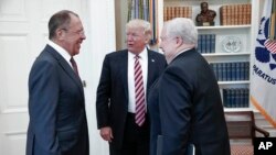 Tổng thống Mỹ Donald Trump gặp gỡ Ngoại trưởng Nga Sergei Lavrov (trái) và Ðại sứ Nga tại Mỹ, ông Sergei Kislyak tại Tòa Bạch Ốc, ngày 10/5/2017.