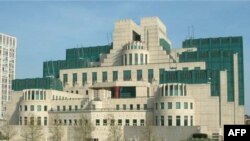 Trụ sở MI6 giống như một pháo đài nằm bên bờ sông Thames