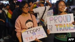 Cộng đồng LGBT tụ tập để kỷ niệm một luật mới được Quốc hội thông qua về người chuyển giới ở Hà Nội, ngày 24/11/2015.