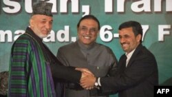 Tổng thống Afghanistan Hamid Karzai (trái) Tổng thống Pakistan Asif Ali Zardari (giữa) và Tổng thống Iran Mahmoud Ahmadinejad tại một cuộc họp báo ở Islamabad hôm 17/2/12