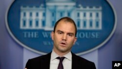 Cố vấn Tòa Bạch Ốc Ben Rhodes nói Washington sẽ tiếp tục làm việc để giải quyết vụ tranh chấp qua các kênh ngoại giao và tình báo