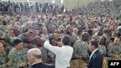 Tổng thống Obama chào đón các quân nhân trong chuyến viếng thăm Fort Campbell ở bang Kentucky, 6/5/2011