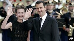 Tổng thống Syria Bashar Assad và vợ, bà Asma Assad đến dự dạ tiệc, sau một cuộc họp thượng đỉnh, tại Petit Palais (cung điện nhỏ), tháng 7 năm 2008 (ảnh lưu trữ) 