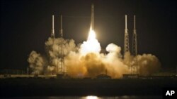 Hỏa tiễn Falcon 9 rời bệ phóng tại mũi Canaveral, ở Florida hôm 22/5/12 