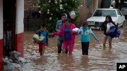 Các cư dân đi qua một con đường ngập nước ở Zoatlan, tiểu bang Nayarit ở Mexico, hôm 24/10.