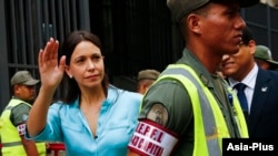 Lãnh đạo đối lập Maria Corina Machado đến văn phòng công tố bang ở Caracas, 3/12/2014.