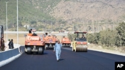 Làm đường trong khuôn khổ Sáng kiến "Vành đai và Con đường" của Trung Quốc tại Haripur, Pakistan, ngày 22/12/2017.