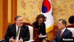 Ngoại trưởng Mỹ Mike Pompeo hội đàm với TT Hàn quốc Moon Jae-in tại Tòa Nhà Xanh ở Seoul, Hàn quốc, vào ngày 7/10/ 2018. 