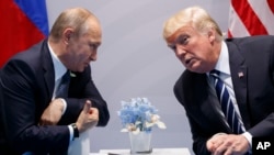 Tổng thống Mỹ Donald Trump (trái) nói có thể sẽ gặp Tổng thống Nga Vladimir Putin tại cuộc Họp thượng đỉnh APEC tại Đà Nẵng vào tuần sau.