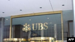 UBS, ngân hàng lớn nhất của Thụy Sỹ, đã vay của Fed 11 lần tổng cộng là 74 tỉ 500 triệu đô la