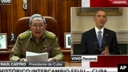 Tổng thống Hoa Kỳ Barack Obama (phải) và Chủ tịch Cuba Raul Castro đọc diễn văn loan báo về việc nối lại bang giao , 17/12/14