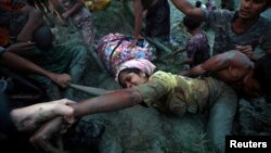 Một phụ nữ Rohingya đang được kéo lên khỏi sông Nad khi băng qua biên giới Bangladesh ngày 1/11/2017.