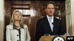 Ngoại trưởng Mỹ Hillary Rodham Clinton (trái) và Bộ trưởng Tài chính Tim Geithner nói về lệnh trừng phạt mới đối với Iran tại Bộ Ngoại giao Hoa Kỳ ở Washington, ngày 21/11/2011