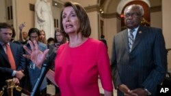 Chủ tịch Hạ viện Nancy Pelosi và dân biểu James Clyburn bác bỏ yêu cầu tài trợ 5,7 tỉ đô la của Tổng thống Donald Trump để xây tường biên giới Mỹ-Mexico (ảnh chụp ngày 3/1/2019)