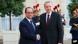 Tổng thống Pháp Francois Hollande (trái) nghênh đón Tổng thống Thổ Nhĩ Kỳ Recep Tayyip Erdogan tại Điện Elysee ở Paris, 31/10/2014. 