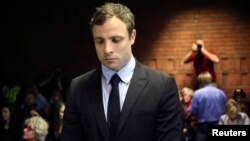 Vận động viên Oscar Pistorius ra tòa tại Pretoria, 19/8/13