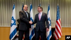 Bộ trưởng Quốc phòng Mỹ Ashton Carter gặp Bộ trưởng Quốc phòng Israel Moshe Ya'alon ở Tel Aviv hôm 20/7/2015.