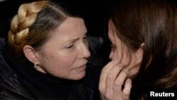 Lãnh tụ đối lập Yulia Tymoshenko (trái) ôm con gái Yevgenia tại sân bay in Kyiv sau khi bà được phóng thích, ngày 22 tháng 2, 2014.